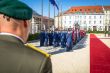 Ceremonil pripnania sth na bojov zstavy.