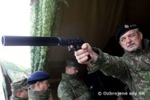 De slovenskho obrannho priemyslu s ozbrojenmi silami
